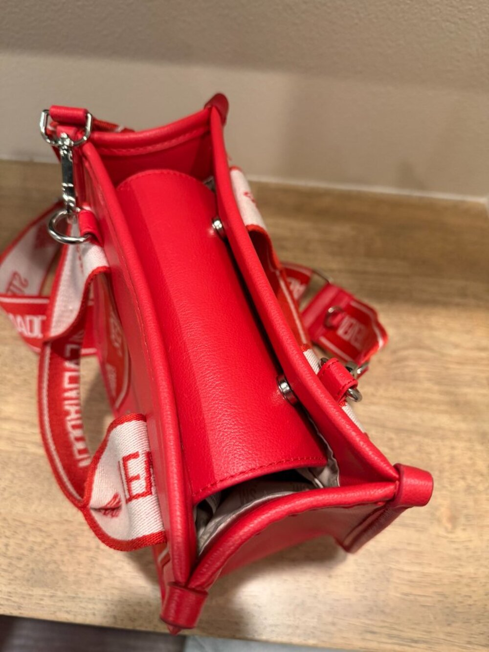 Steve Madden Red Crossbody Bag Webbed Guitar Logo Strap Like New - Picture 5 of 11